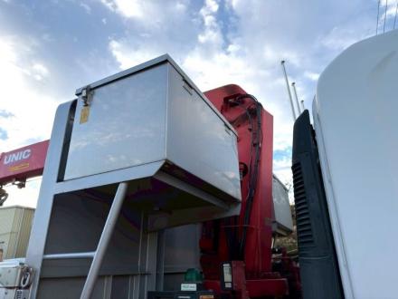 増トン　クレーン付アルミ平ボデー