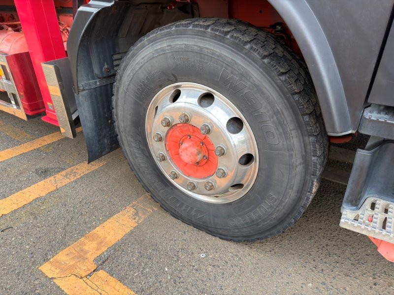 増トン　クレーン付アルミ平ボデー