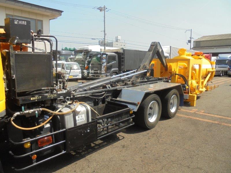 増トン　３軸車　２デフ　アームロール　強力吸引コンテナ付