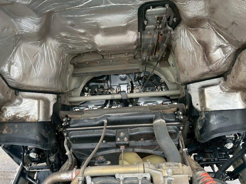 25t仕様　4軸低床　冷凍バン　格納ゲート付