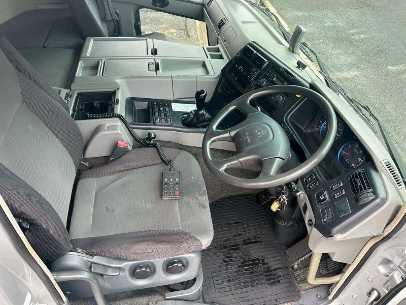 25t仕様　4軸低床　冷凍バン　格納ゲート付