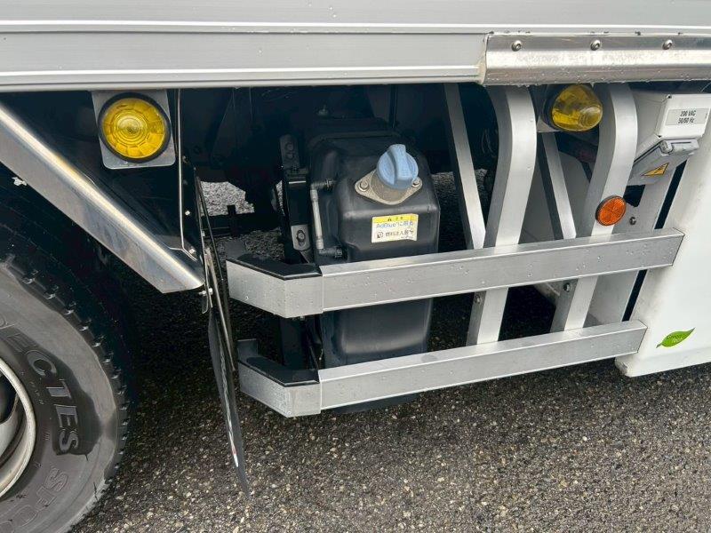 25t仕様　4軸低床　冷凍バン　格納ゲート付