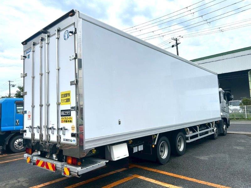 25t仕様　4軸低床　冷凍バン　格納ゲート付