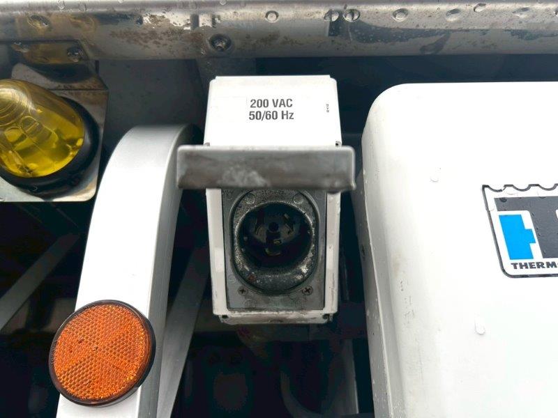 25t仕様　4軸低床　冷凍バン　格納ゲート付