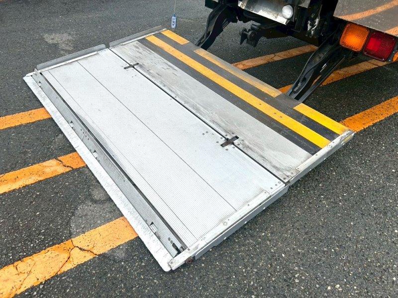 25t仕様　4軸低床　冷凍バン　格納ゲート付