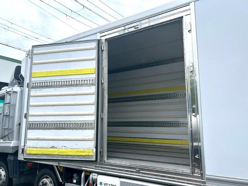 25t仕様　4軸低床　冷凍バン　格納ゲート付