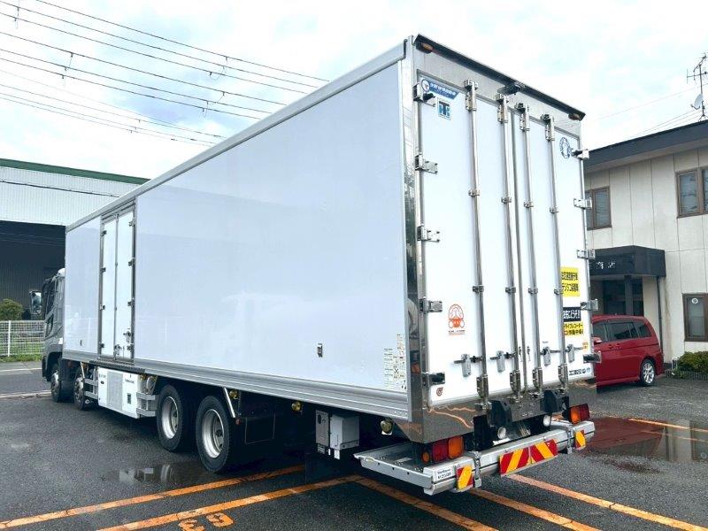 25t仕様　4軸低床　冷凍バン　格納ゲート付