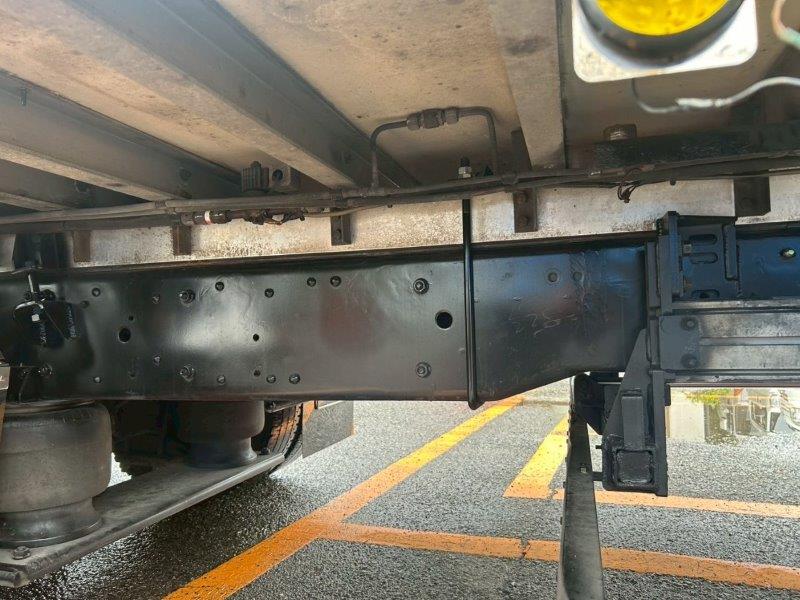 25t仕様　4軸低床　冷凍バン　格納ゲート付