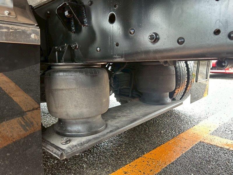 25t仕様　4軸低床　冷凍バン　格納ゲート付