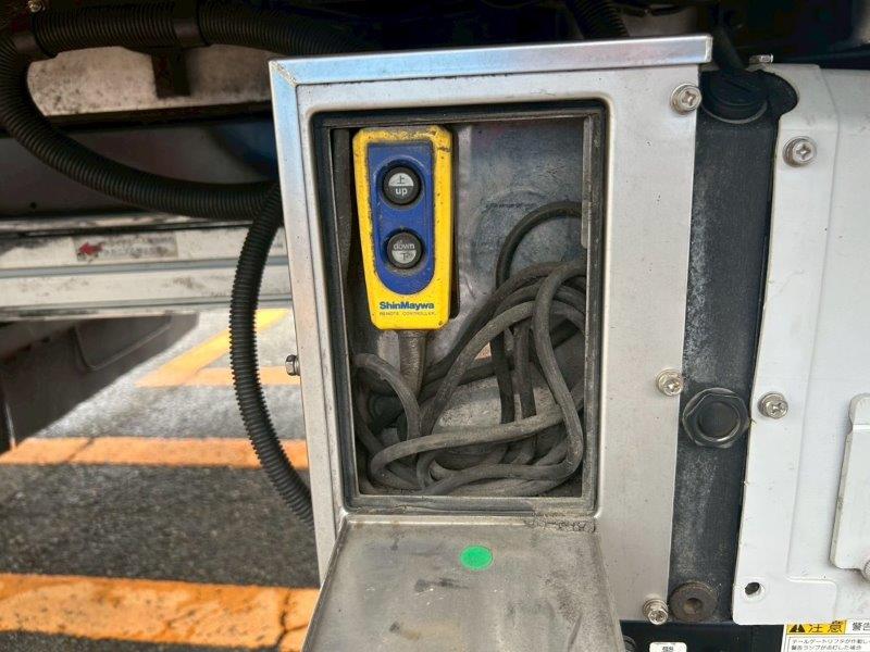 25t仕様　4軸低床　冷凍バン　格納ゲート付