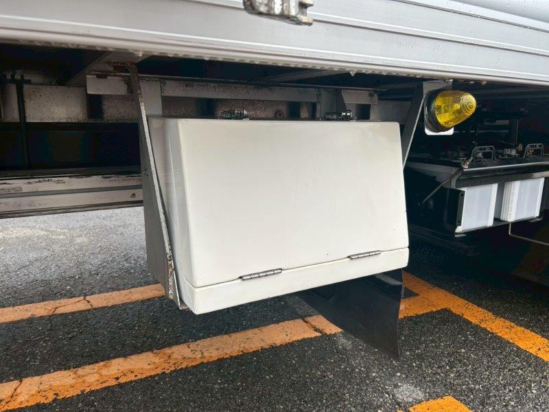 25t仕様　4軸低床　冷凍バン　格納ゲート付