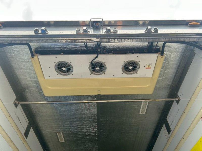 25t仕様　4軸低床　冷凍バン　格納ゲート付