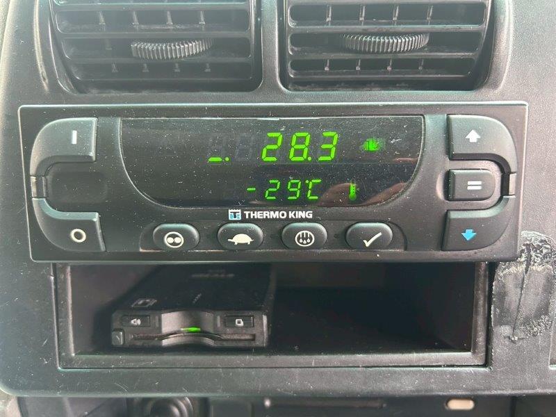 25t仕様　4軸低床　冷凍バン　格納ゲート付