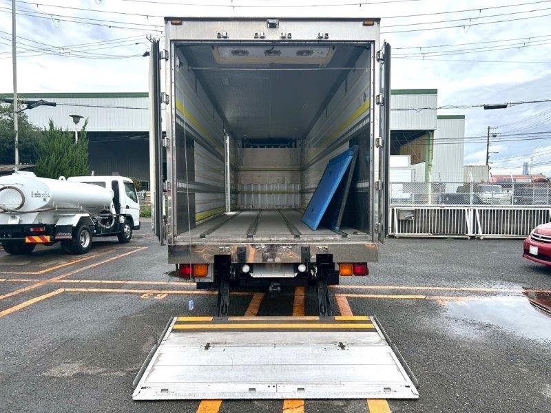 25t仕様　4軸低床　冷凍バン　格納ゲート付