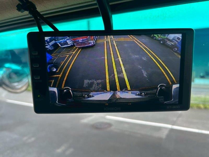 25t仕様　4軸低床　冷凍バン　格納ゲート付