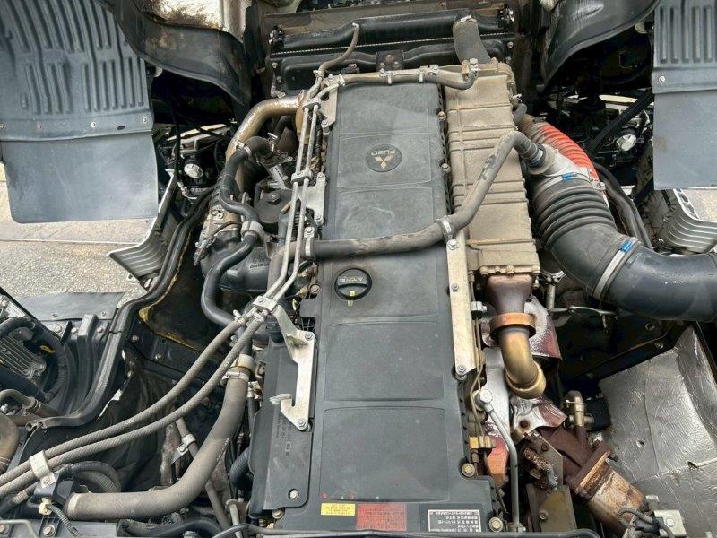 25t仕様　4軸低床　冷凍バン　格納ゲート付