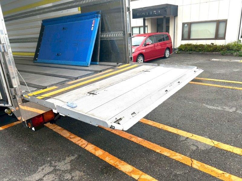 25t仕様　4軸低床　冷凍バン　格納ゲート付