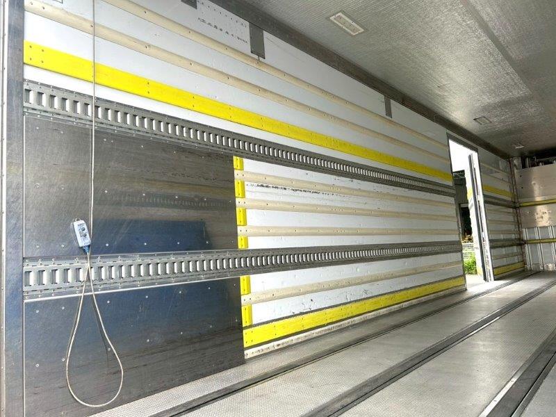 25t仕様　4軸低床　冷凍バン　格納ゲート付