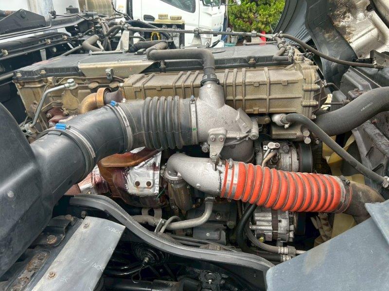 25t仕様　4軸低床　冷凍バン　格納ゲート付