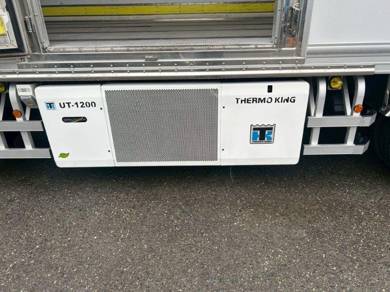 25t仕様　4軸低床　冷凍バン　格納ゲート付