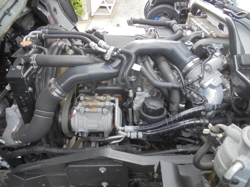 ４ｔ　冷凍バン　格納ゲート付　リヤシャッター