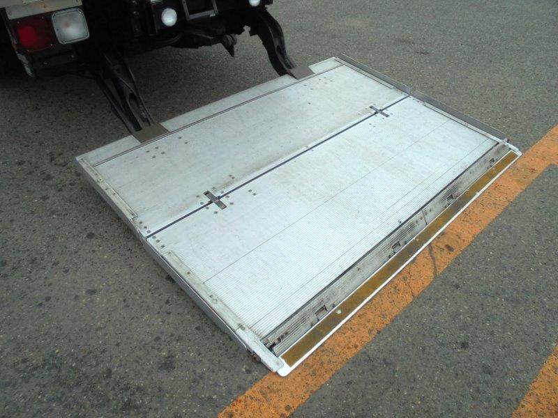 ４ｔ　冷凍バン　格納ゲート付　リヤシャッター