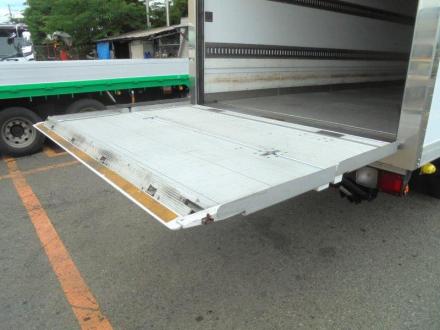４ｔ　冷凍バン　格納ゲート付　リヤシャッター