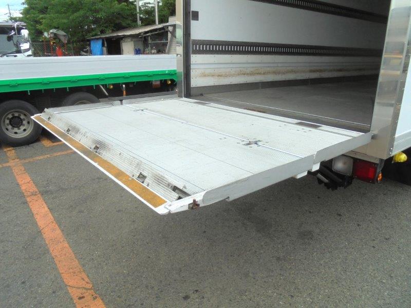 ４ｔ　冷凍バン　格納ゲート付　リヤシャッター