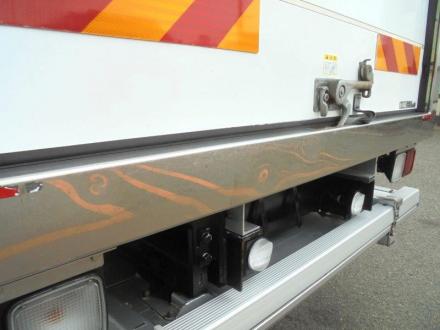 ４ｔ　冷凍バン　格納ゲート付　リヤシャッター