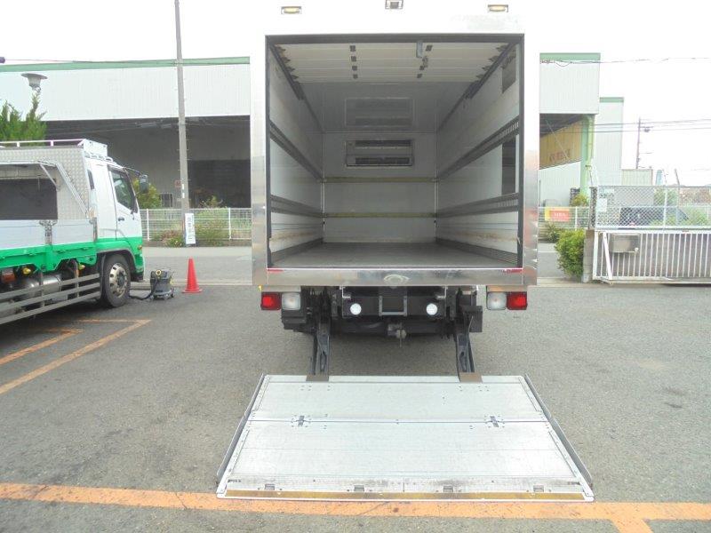 ４ｔ　冷凍バン　格納ゲート付　リヤシャッター
