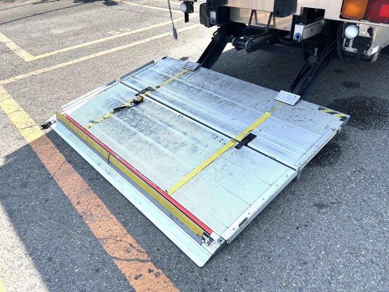 ４t　ワイド　格納ゲート付　冷凍バン