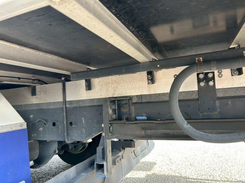 ４t　ワイド　格納ゲート付　冷凍バン