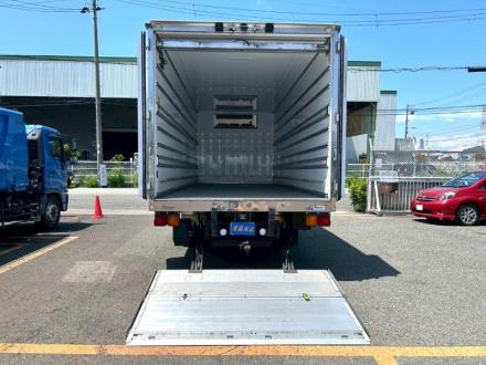 ４t　ワイド　格納ゲート付　冷凍バン