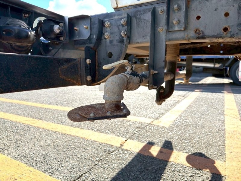 4000L　散水車　上物タンクＨ２９年式