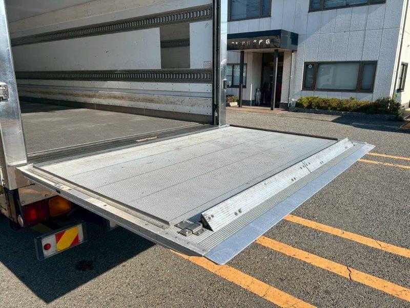４ｔ　冷凍バン　ゲート付　リヤシャッター
