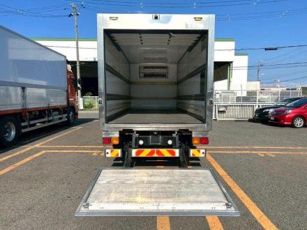 ４ｔ　冷凍バン　ゲート付　リヤシャッター