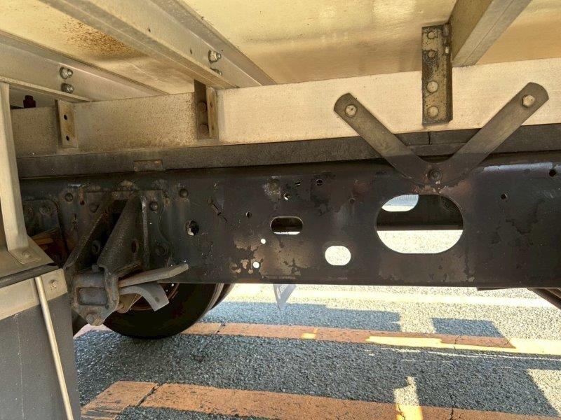 ４ｔ　冷凍バン　ゲート付　リヤシャッター