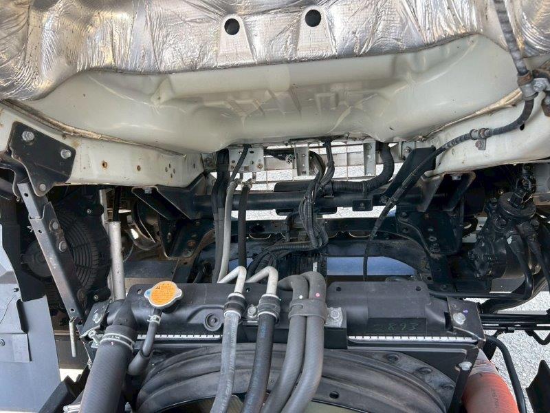 ４ｔ　冷凍バン　ゲート付　リヤシャッター