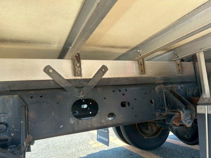 ４ｔ　冷凍バン　ゲート付　リヤシャッター