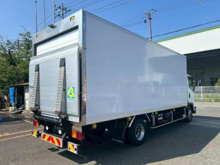 ４ｔ　冷凍バン　ゲート付　リヤシャッター