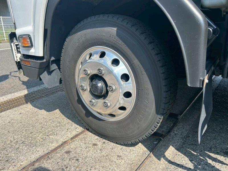 ４ｔ　冷凍バン　ゲート付　リヤシャッター