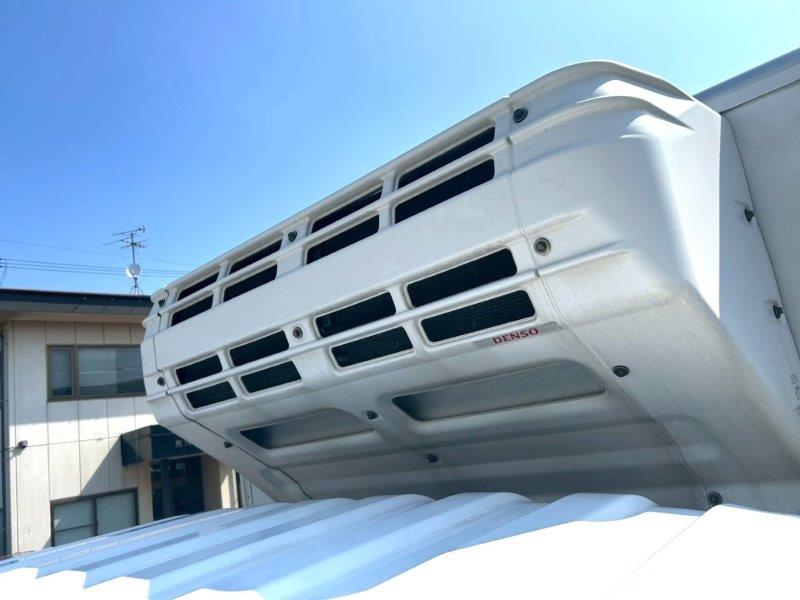 ４ｔ　冷凍バン　ゲート付　リヤシャッター