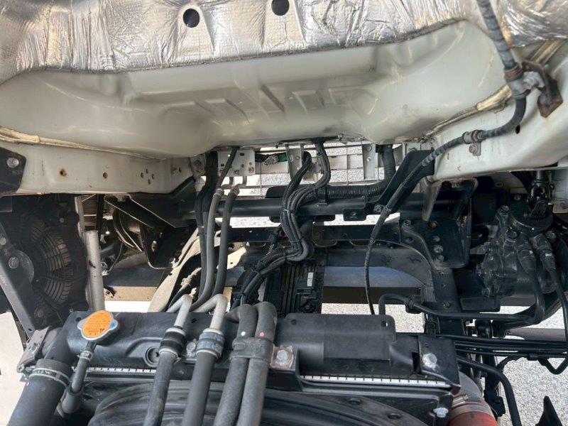４ｔ　冷凍バン　ゲート付　リヤシャッター