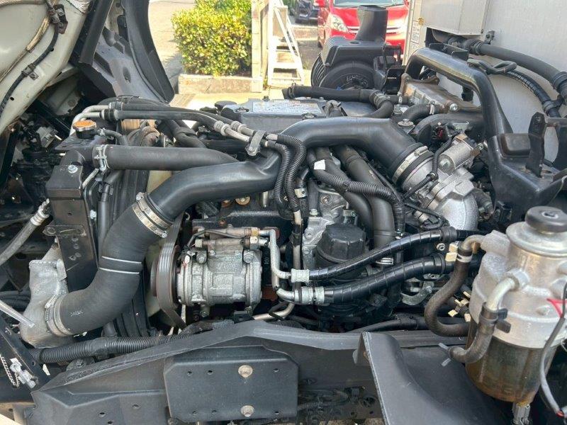 ４ｔ　冷凍バン　ゲート付　リヤシャッター