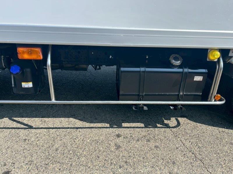 ４ｔ　冷凍バン　ゲート付　リヤシャッター