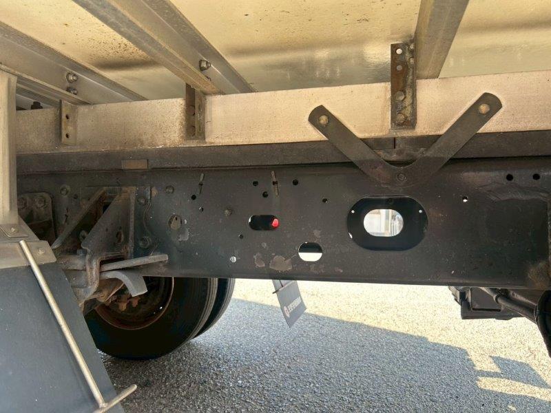 ４ｔ　冷凍バン　ゲート付　リヤシャッター