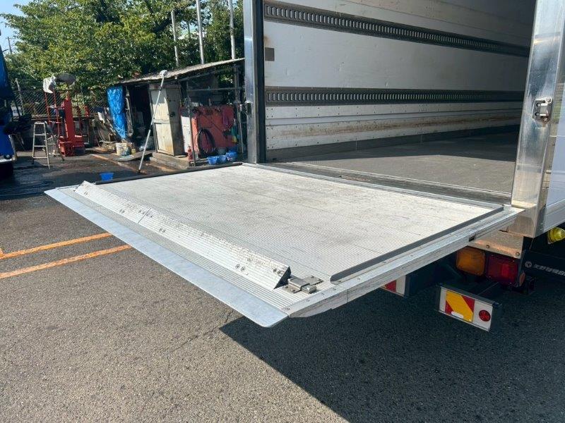４ｔ　冷凍バン　ゲート付　リヤシャッター