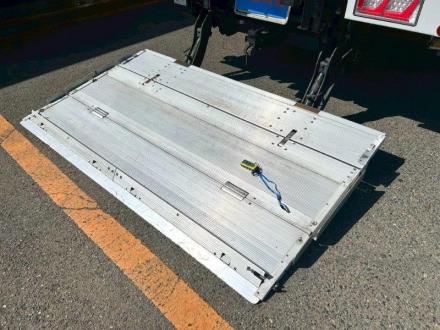 増々トン　ワイド　格納ゲート付　アルミウイング