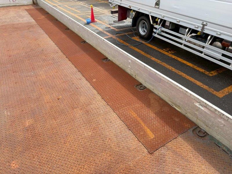 23.5t仕様　３軸低床　２デフ　平ボデー　L＝9.1