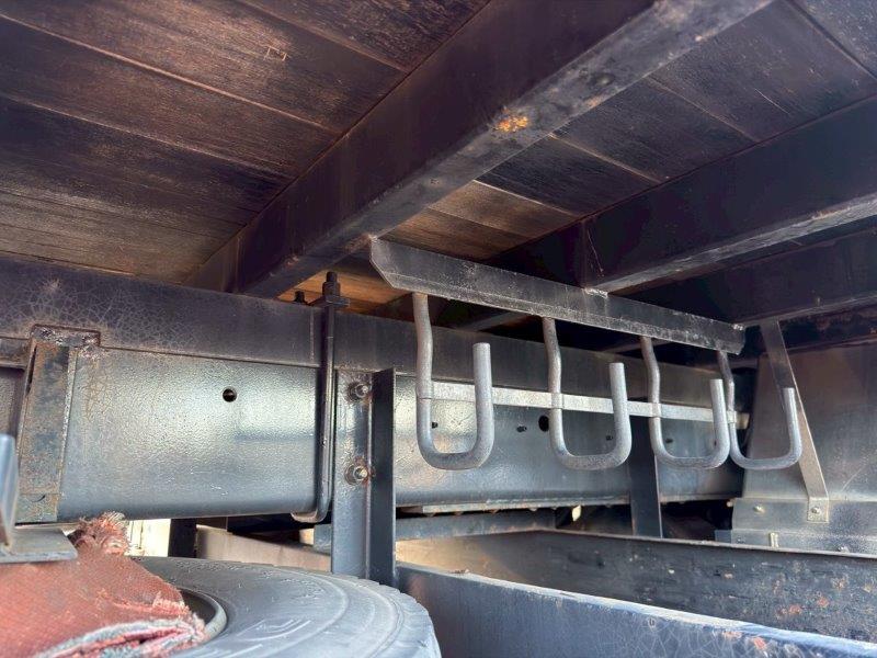 22t仕様　３軸低床　２デフ　平ボデー　L＝７.9